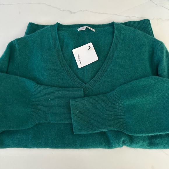 halogen cashmere v neck sweater size S NEW
100% cashmere 

Elegant green color - Picture 2 of 3